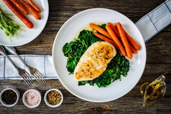 Pechuga Pollo Frito Con Espinacas Zanahorias Mesa Madera —  Fotos de Stock