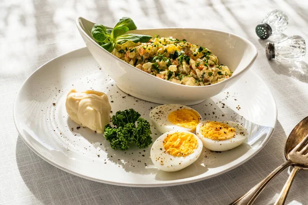 Ensalada Mayonesa Vegetal Con Huevos Duros Sobre Una Mesa Blanca —  Fotos de Stock