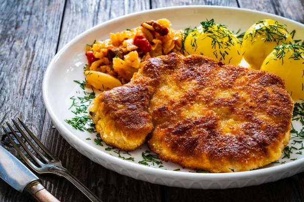 Costoletta Maiale Fritta Impanata Con Patate Bollite Cavolo Sul Tavolo — Foto Stock