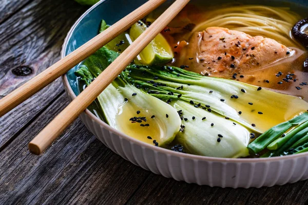 Aziatische Soep Met Vis Maanpaddenstoelen Pak Choi Noedels Houten Tafel — Stockfoto