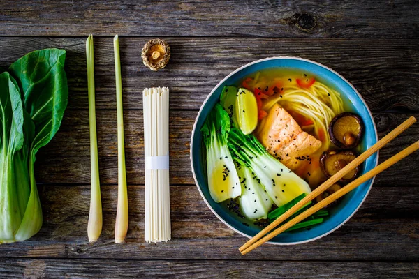 Zupa Azjatycka Rybami Grzybami Księżycowymi Pak Choi Makaronem Drewnianym Stole — Zdjęcie stockowe