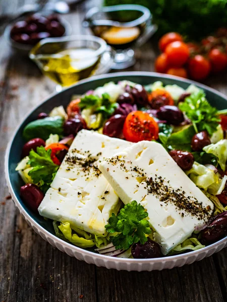 Frischer Griechischer Salat Feta Käse Kirschtomaten Gurken Und Zwiebeln Auf — Stockfoto