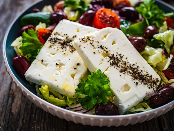 Frischer Griechischer Salat Feta Käse Kirschtomaten Gurken Und Zwiebeln Auf — Stockfoto