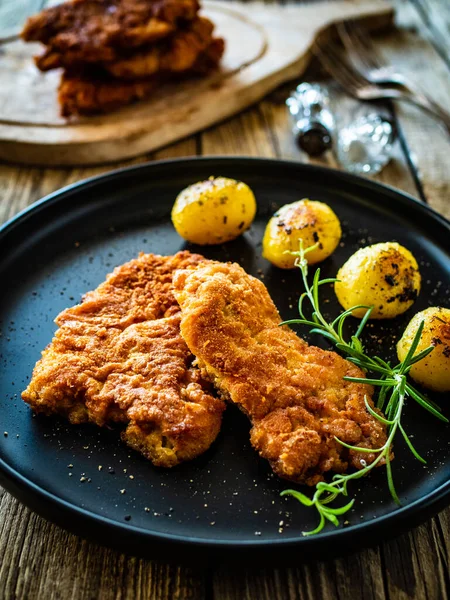 Chuleta Cerdo Frito Con Patatas Romero Sobre Mesa Madera —  Fotos de Stock