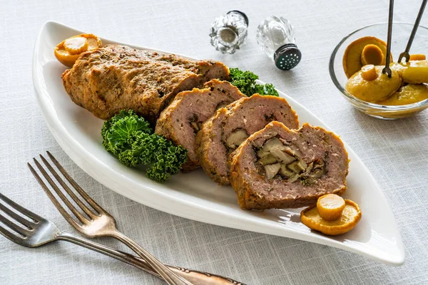 Carne Picada Porco Recheada Com Cogumelos Mesa Madeira — Fotografia de Stock