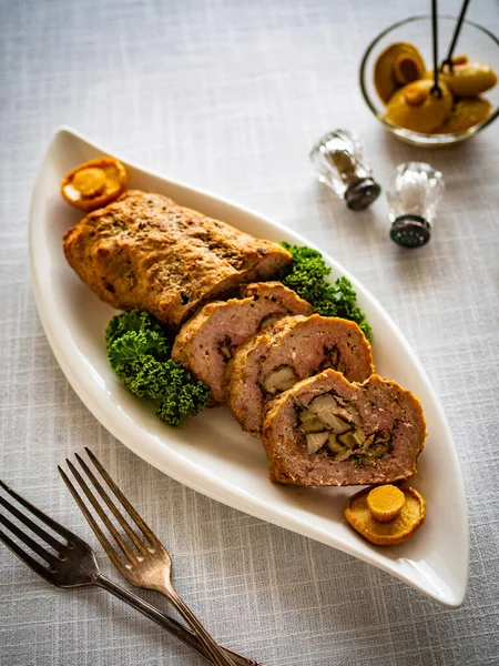 Carne Picada Porco Recheada Com Cogumelos Mesa Madeira — Fotografia de Stock