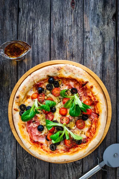 Circle Prosciutto Pizza Mit Mozzarella Schweineschinken Und Schwarzen Oliven Auf — Stockfoto