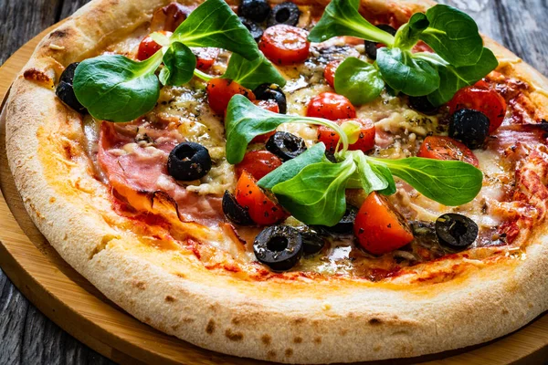 Circle Prosciutto Pizza Mit Mozzarella Schweineschinken Und Schwarzen Oliven Auf — Stockfoto