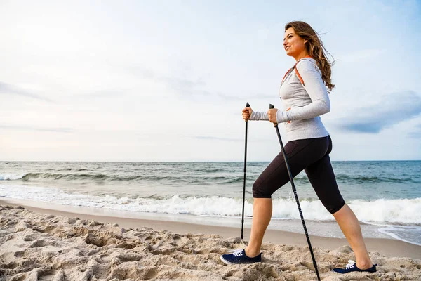 Nordic Walking Formazione Giovani Donne Mare — Foto Stock