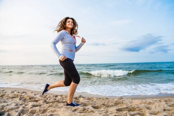 Mujer Joven Corriendo Saltando Playa —  Fotos de Stock