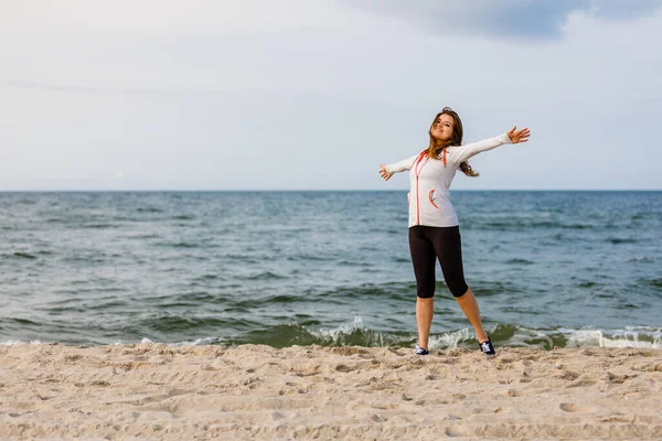 Giovane Donna Che Cammina Sulla Spiaggia — Foto Stock