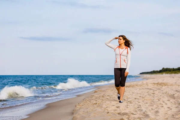 Mujer Joven Caminando Playa —  Fotos de Stock