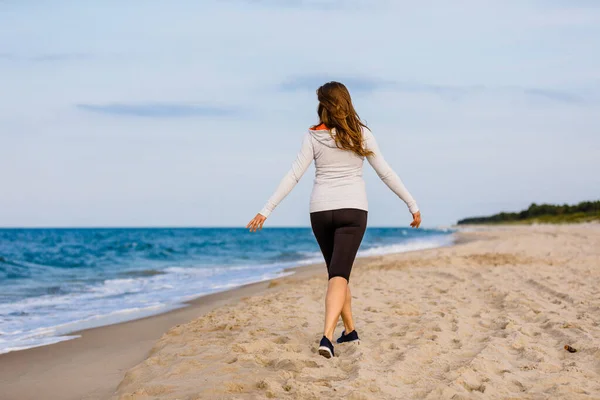 Молодая Женщина Гуляющая Пляжу — стоковое фото