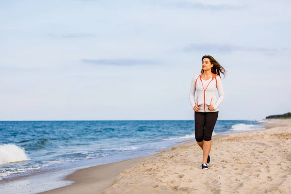 Giovane Donna Che Cammina Sulla Spiaggia — Foto Stock