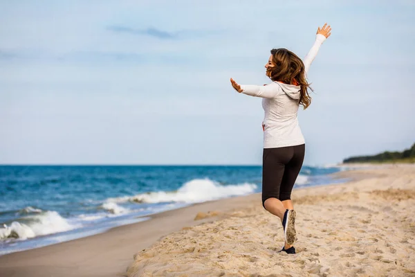 Mujer Joven Caminando Playa —  Fotos de Stock