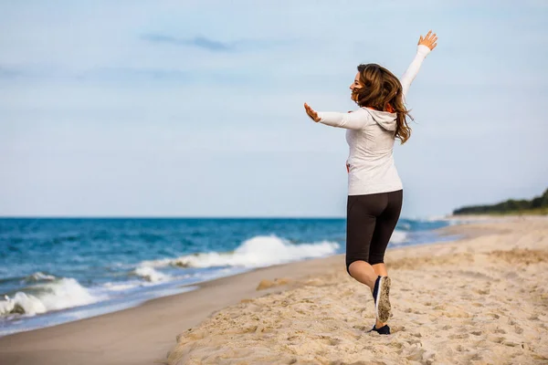 Young Woman Walking Beach — Stock Photo, Image