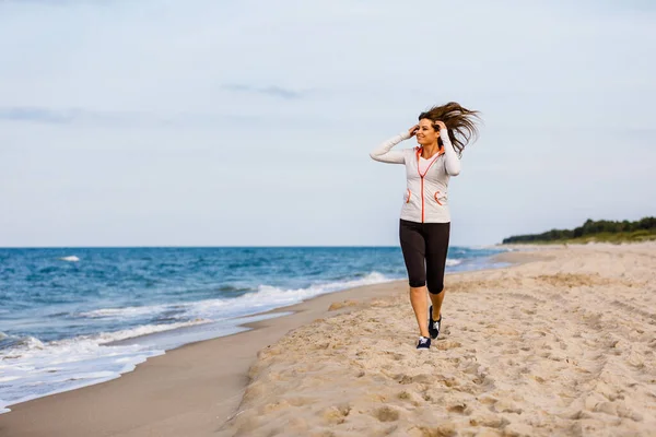 Ung Kvinna Springer Hoppar Stranden — Stockfoto