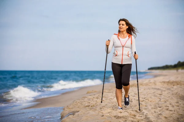 Caminata Nórdica Mujer Joven Entrenando Playa — Foto de Stock