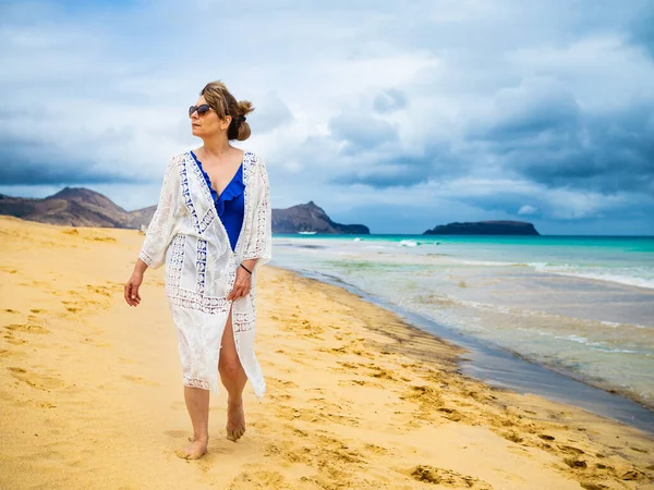 Mulher Meia Idade Andando Praia — Fotografia de Stock