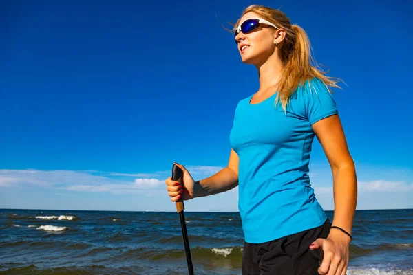 Nordic Walking Młoda Kobieta Szkolenia — Zdjęcie stockowe