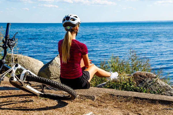 Ung Kvinna Vilar Efter Cykling Vid Havet — Stockfoto