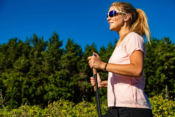 Nordic Walking Młoda Kobieta Szkolenia — Zdjęcie stockowe