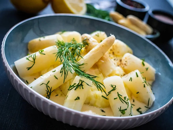White Boiled Asparagus Hollandaise Sauce Potato Puree Served Wooden Black —  Fotos de Stock
