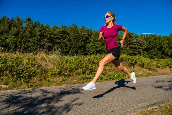 Mujer Joven Corriendo Aire Libre —  Fotos de Stock