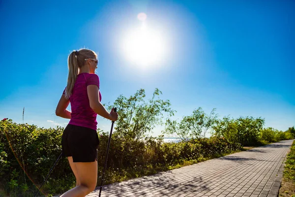 Nordic Walking Młoda Kobieta Szkolenia — Zdjęcie stockowe