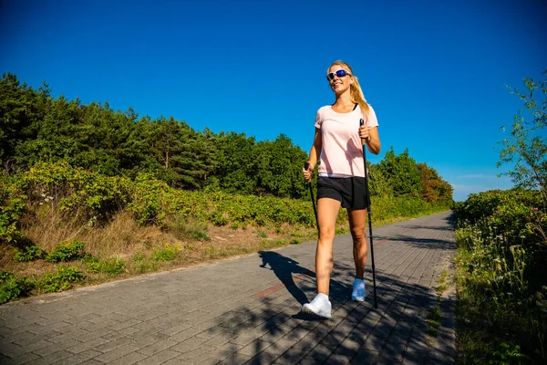 ノルディックウォー キング 若い女性のトレーニング — ストック写真