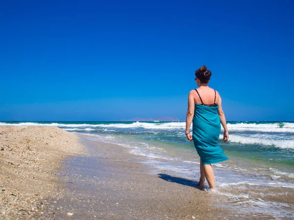 Mulher Meia Idade Andando Praia — Fotografia de Stock