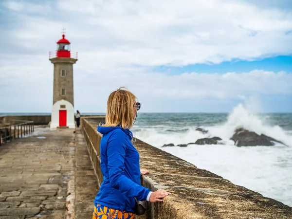 Kvinna Som Står Vid Det Stormiga Havet — Stockfoto