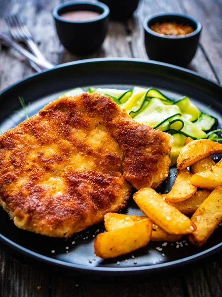 Chuleta Cerdo Frito Con Pepinos Rodajas Papas Fritas Una Mesa —  Fotos de Stock