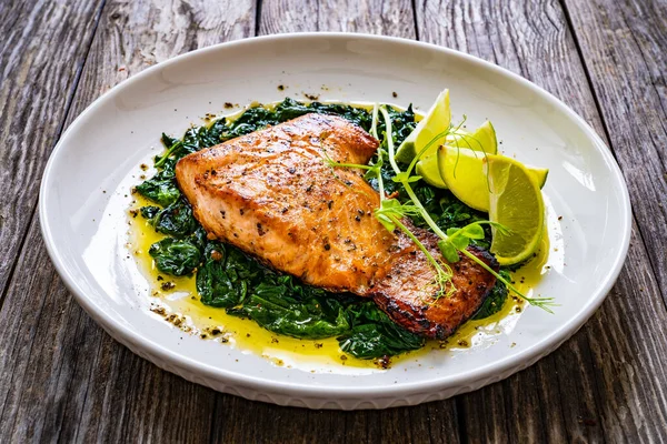 Fried Salmon Steak Spinach Lime Served Wooden Table — Stock Photo, Image