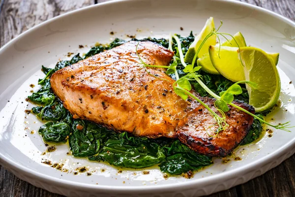 Gebratenes Lachssteak Mit Spinat Und Limette Auf Holztisch Serviert — Stockfoto