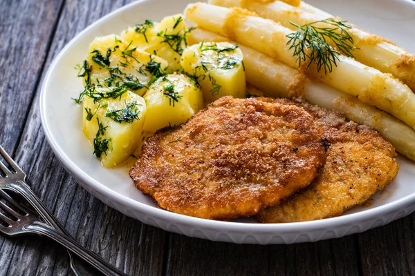 Schnitzel Fritti Asparagi Bolliti Bianchi Con Patate Serviti Sul Tavolo — Foto Stock