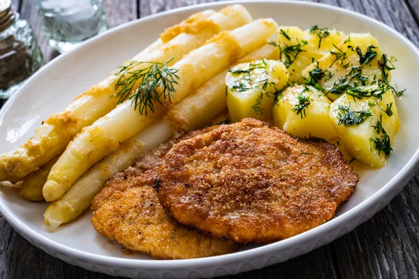 Schnitzel Fritti Asparagi Bolliti Bianchi Con Patate Serviti Sul Tavolo — Foto Stock