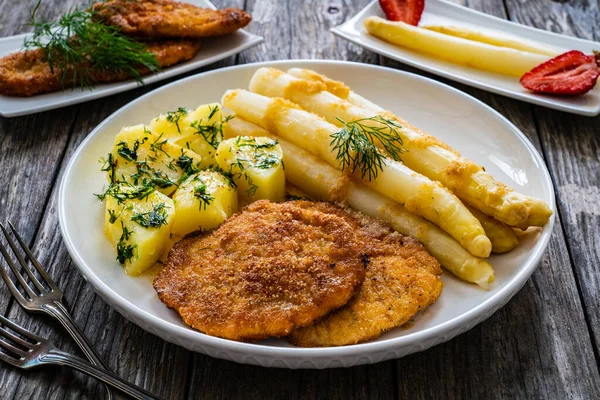 Stekt Schnitzel Och Vitkokt Sparris Med Potatis Serverad Träbord — Stockfoto