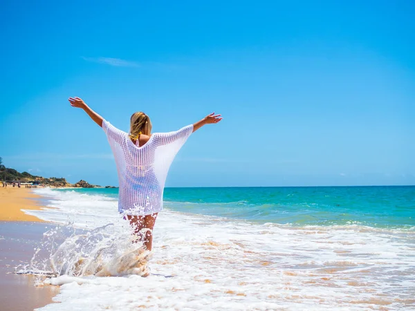 Donna Che Cammina Sulla Spiaggia Soleggiata — Foto Stock