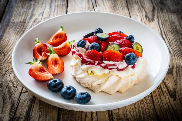 Bolo Merengue Pavlova Com Creme Morangos — Fotografia de Stock