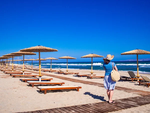Donna Mezza Età Che Cammina Sulla Spiaggia — Foto Stock