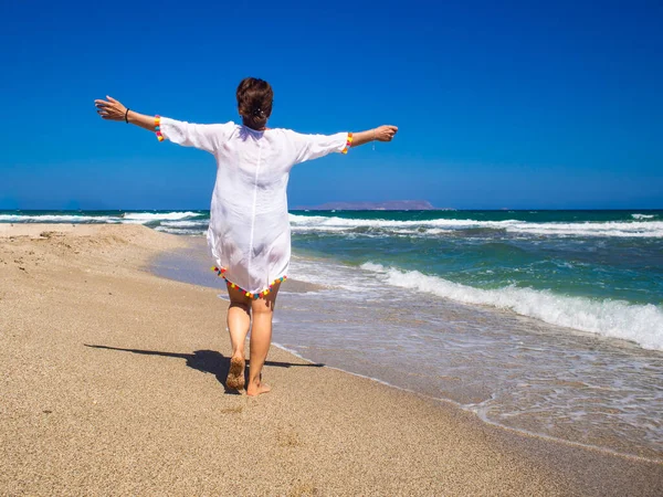 Mujer Mediana Edad Caminando Playa —  Fotos de Stock