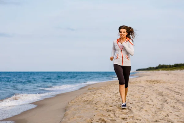 Ung Kvinna Springer Hoppar Stranden — Stockfoto