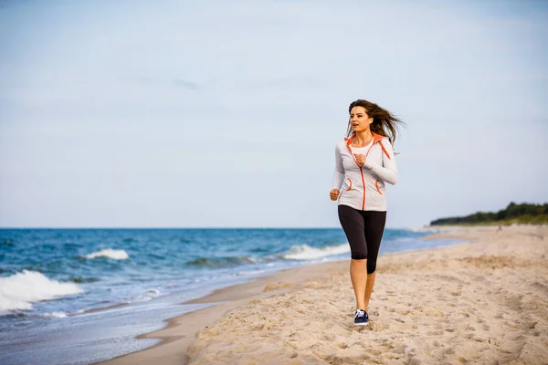 Mujer Joven Corriendo Saltando Playa —  Fotos de Stock
