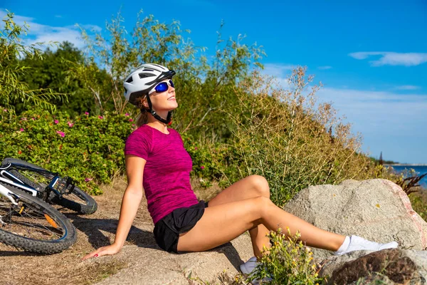 海辺で自転車に乗って休んでいる若い女性 — ストック写真