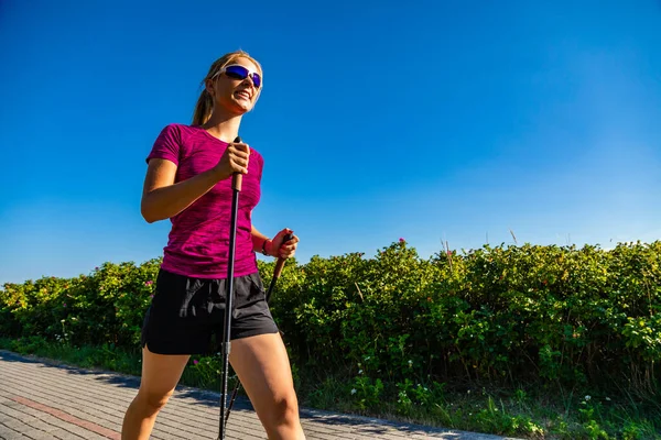 Nordic Walking Mladá Žena Školení — Stock fotografie