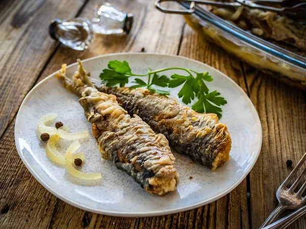 Рыбное Блюдо Маринованная Сельдь Деревянном Столе — стоковое фото