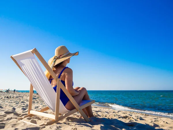 Mulher Relaxante Praia Sentado Cama Sol — Fotografia de Stock