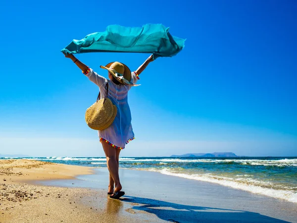 在海滩上散步的中年妇女 — 图库照片