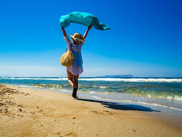 在海滩上散步的中年妇女 — 图库照片